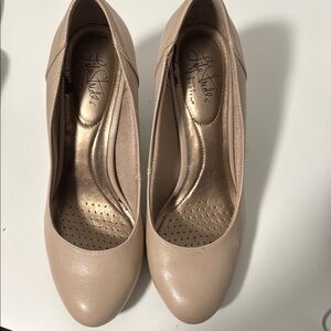 Life Stride Women's Cream Pumps
